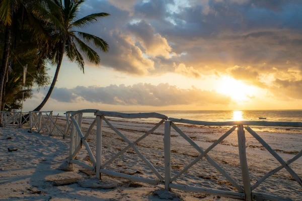 Sonnenuntergang am Diani Beach in Kenia, Afrika