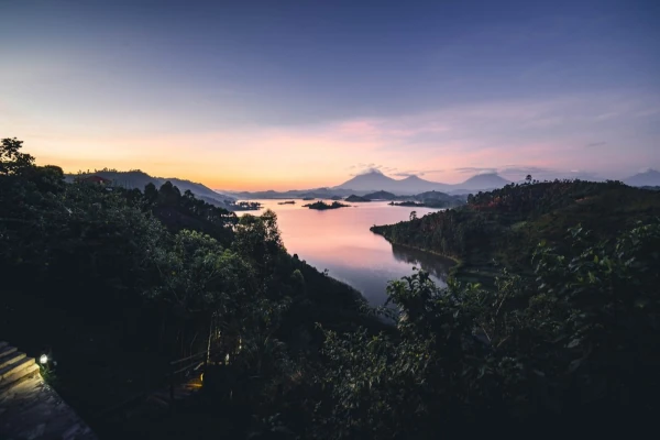 Blick von einem Berg aus über den Bwindi Impenetrable Nationalpark im Sonnenuntergang