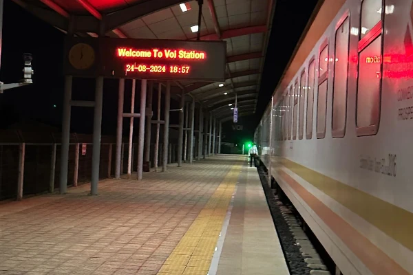 SGR-Zug (Madaraka Express) von außen Fotografiert auf einer Zugreise durch Kenia, Afrika